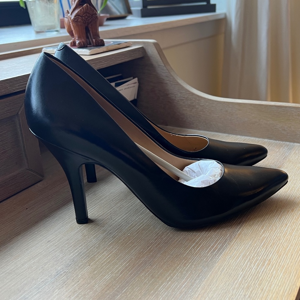 Nine West Black Leather Pumps